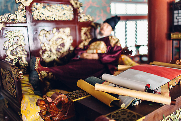 포토 JPG 주간 전신 남자 휴식 실내 한명 성인 아웃포커스 눕기 궁전 한국인 60대 한복 왕 조선시대 문서 낮잠 업무과다 옥좌 왕족전통의상 노인남자한명만 사극 국내포토 자연요소 1 한국전통 전통 노년 컨셉 고건축 모션 촬영기법 사람 동양인 내부 잠 업무 역사 전통의상 남자한명만 노인남자만 파일형식