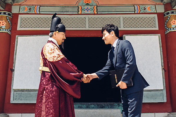 포토 JPG 주간 남자 악수 서기 정장 상반신 성인 야외 두명 옆모습 30대 궁전 한국인 비즈니스맨 60대 한복 왕 조선시대 계약 계약체결 왕족전통의상 성인남자만 사극 국내포토 자연요소 한국전통 전통 옷 노년 뷰포인트 고건축 비즈니스 모션 사람 동양인 손짓 장년 직장인 역사 전통의상 남자만 성인만 파일형식