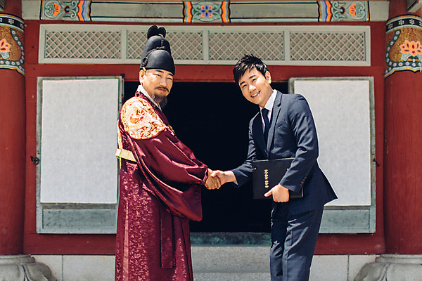 포토 JPG 주간 남자 악수 서기 정장 상반신 성인 야외 두명 옆모습 30대 궁전 한국인 비즈니스맨 60대 한복 왕 조선시대 계약 계약체결 왕족전통의상 성인남자만 사극 국내포토 자연요소 한국전통 전통 옷 노년 뷰포인트 고건축 비즈니스 모션 사람 동양인 손짓 장년 직장인 역사 전통의상 남자만 성인만 파일형식