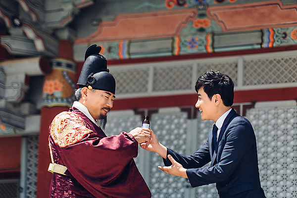 포토 JPG 주간 남자 서기 정장 상반신 성인 야외 두명 옆모습 30대 궁전 한국인 비즈니스맨 60대 한복 왕 조선시대 주기 왕족전통의상 자양강장제 성인남자만 사극 국내포토 자연요소 한국전통 전통 옷 노년 뷰포인트 고건축 비즈니스 모션 사람 동양인 장년 직장인 역사 전통의상 남자만 성인만 파일형식 자양식품