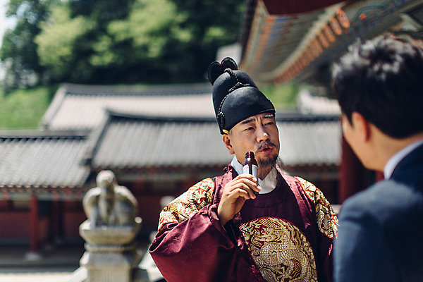 포토 JPG 주간 남자 서기 들기 정장 손짓 상반신 성인 야외 두명 앞모습 아웃포커스 30대 궁전 한국인 비즈니스맨 60대 한복 왕 조선시대 왕족전통의상 자양강장제 성인남자만 사극 국내포토 자연요소 한국전통 전통 옷 노년 뷰포인트 고건축 비즈니스 모션 촬영기법 사람 동양인 장년 직장인 역사 전통의상 남자만 성인만 파일형식 자양식품