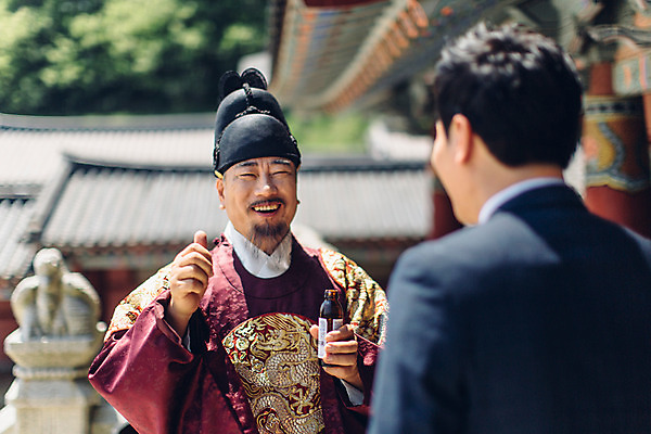 포토 JPG 주간 남자 서기 웃음 들기 정장 손짓 상반신 성인 야외 두명 앞모습 뒷모습 30대 궁전 한국인 엄지손가락 비즈니스맨 60대 한복 왕 조선시대 왕족전통의상 자양강장제 성인남자만 사극 국내포토 자연요소 한국전통 전통 옷 노년 뷰포인트 고건축 비즈니스 손가락 모션 표정 사람 동양인 장년 직장인 역사 전통의상 남자만 성인만 파일형식 자양식품