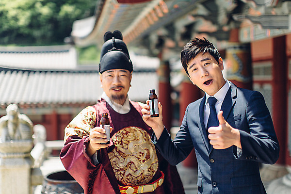 포토 JPG 주간 남자 서기 들기 정장 손짓 상반신 성인 야외 두명 앞모습 30대 궁전 한국인 엄지손가락 최고 비즈니스맨 60대 한복 왕 조선시대 왕족전통의상 자양강장제 성인남자만 사극 국내포토 자연요소 한국전통 전통 옷 노년 뷰포인트 고건축 비즈니스 손가락 모션 사람 동양인 장년 직장인 역사 전통의상 남자만 성인만 파일형식 자양식품