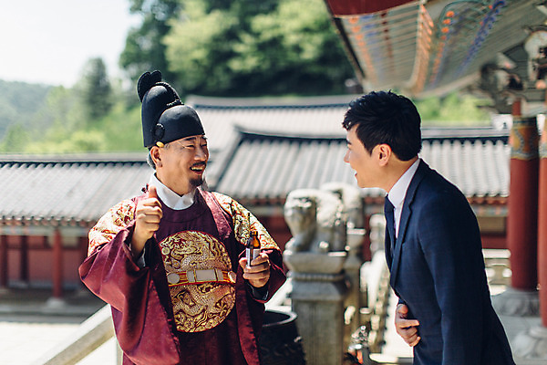 포토 JPG 주간 남자 서기 웃음 정장 상반신 성인 야외 두명 옆모습 30대 궁전 한국인 엄지손가락 최고 비즈니스맨 60대 한복 왕 조선시대 왕족전통의상 자양강장제 성인남자만 사극 국내포토 자연요소 한국전통 전통 옷 노년 뷰포인트 고건축 비즈니스 손가락 모션 표정 사람 동양인 장년 직장인 역사 전통의상 남자만 성인만 파일형식 자양식품