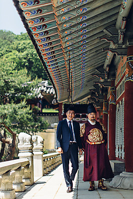 포토 JPG 주간 전신 남자 설명 서기 정장 성인 야외 두명 앞모습 30대 산책 궁전 한국인 비즈니스맨 60대 한복 왕 조선시대 계약 왕족전통의상 성인남자만 사극 국내포토 자연요소 한국전통 전통 옷 노년 뷰포인트 고건축 비즈니스 모션 휴식 사람 동양인 장년 직장인 역사 전통의상 남자만 성인만 파일형식