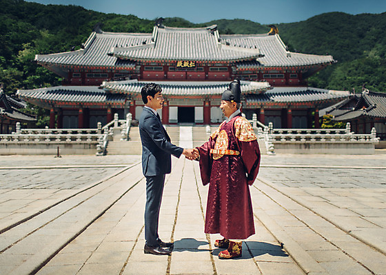 포토 JPG 주간 전신 남자 악수 서기 정장 성인 야외 두명 옆모습 30대 마주보기 궁전 거래 한국인 비즈니스맨 60대 한복 왕 조선시대 왕족전통의상 성인남자만 사극 국내포토 자연요소 한국전통 전통 옷 노년 뷰포인트 고건축 비즈니스 모션 사람 동양인 손짓 장년 직장인 역사 전통의상 남자만 성인만 파일형식