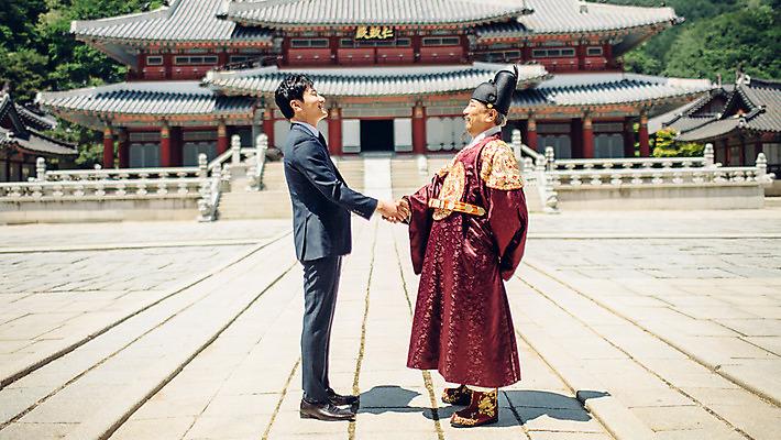 포토 JPG 주간 전신 남자 악수 서기 정장 성인 야외 두명 옆모습 30대 마주보기 궁전 거래 한국인 비즈니스맨 60대 한복 왕 조선시대 왕족전통의상 성인남자만 사극 국내포토 자연요소 한국전통 전통 옷 노년 뷰포인트 고건축 비즈니스 모션 사람 동양인 손짓 장년 직장인 역사 전통의상 남자만 성인만 파일형식