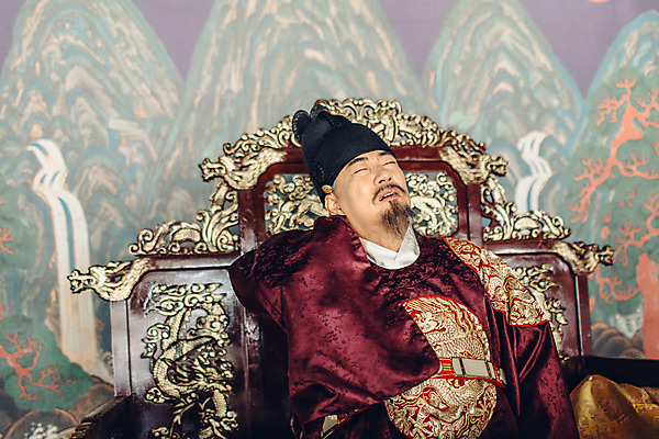 포토 JPG 주간 남자 스트레스 실내 한명 앉기 상반신 성인 앞모습 궁전 한국인 60대 한복 왕 조선시대 옥좌 왕족전통의상 노인남자한명만 사극 국내포토 자연요소 1 한국전통 전통 노년 뷰포인트 고건축 모션 사람 동양인 내부 역사 전통의상 남자한명만 노인남자만 파일형식