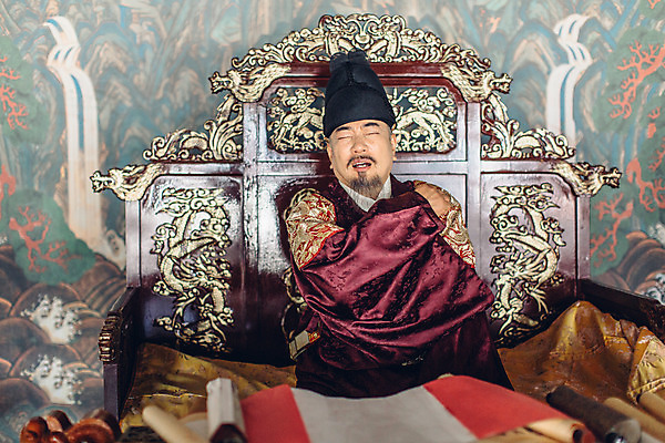 포토 JPG 주간 남자 스트레스 실내 한명 앉기 상반신 성인 앞모습 궁전 한국인 60대 한복 왕 조선시대 오십견 옥좌 왕족전통의상 노인남자한명만 사극 국내포토 자연요소 1 한국전통 전통 노년 뷰포인트 고건축 모션 사람 동양인 내부 역사 질병 전통의상 남자한명만 노인남자만 파일형식