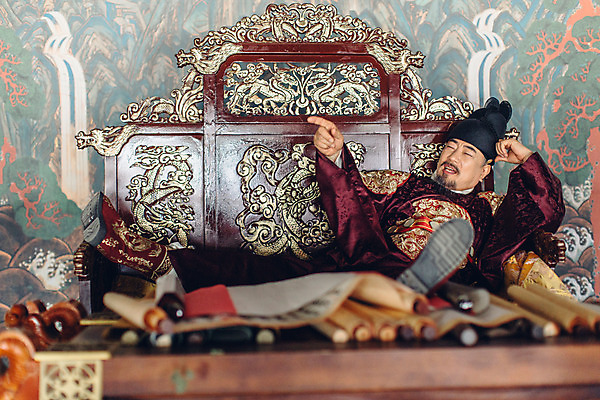 포토 JPG 주간 전신 남자 휴식 실내 한명 성인 옆모습 눕기 궁전 한국인 분노 가리킴 60대 한복 왕 조선시대 옥좌 왕족전통의상 노인남자한명만 사극 국내포토 자연요소 1 한국전통 전통 노년 감정 뷰포인트 컨셉 고건축 모션 사람 동양인 손짓 내부 역사 전통의상 남자한명만 노인남자만 파일형식