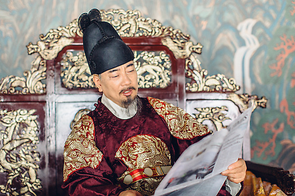 포토 JPG 남자 실내 한명 들기 앉기 상반신 성인 앞모습 궁전 한국인 신문 신문읽기 60대 한복 왕 조선시대 옥좌 왕족전통의상 노인남자한명만 사극 국내포토 1 한국전통 전통 노년 뷰포인트 고건축 모션 사람 동양인 내부 간행물 역사 뉴스 전통의상 읽기 남자한명만 노인남자만 파일형식