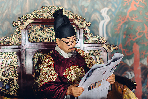 포토 JPG 남자 안경 실내 한명 들기 앉기 상반신 성인 옆모습 궁전 한국인 신문 신문읽기 60대 한복 왕 조선시대 심각 옥좌 왕족전통의상 노인남자한명만 안경낌 사극 국내포토 1 한국전통 전통 잡화 노년 뷰포인트 컨셉 고건축 모션 사람 동양인 내부 간행물 역사 뉴스 전통의상 읽기 남자한명만 노인남자만 파일형식