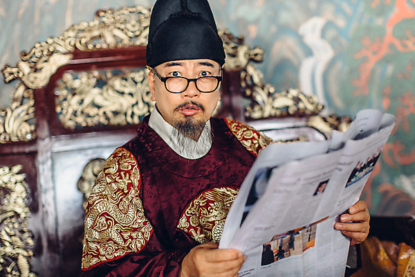 포토 JPG 남자 안경 실내 한명 들기 앉기 상반신 성인 앞모습 궁전 한국인 신문 신문읽기 60대 한복 왕 조선시대 옥좌 왕족전통의상 노인남자한명만 안경낌 사극 국내포토 1 한국전통 전통 잡화 노년 뷰포인트 고건축 모션 사람 동양인 내부 간행물 역사 뉴스 전통의상 읽기 남자한명만 노인남자만 파일형식