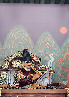 포토 JPG 남자 안경 실내 한명 미소 들기 앉기 상반신 성인 옆모습 궁전 한국인 신문 신문읽기 60대 한복 왕 조선시대 옥좌 왕족전통의상 노인남자한명만 안경낌 사극 국내포토 1 한국전통 전통 잡화 노년 뷰포인트 고건축 모션 표정 사람 동양인 내부 간행물 역사 뉴스 전통의상 읽기 남자한명만 노인남자만 파일형식