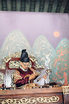 포토 JPG 남자 안경 실내 한명 들기 앉기 상반신 성인 옆모습 놀람 궁전 한국인 신문 신문읽기 60대 한복 왕 조선시대 옥좌 왕족전통의상 노인남자한명만 안경낌 사극 국내포토 1 한국전통 전통 잡화 노년 감정 뷰포인트 고건축 모션 표정 사람 동양인 내부 간행물 역사 뉴스 전통의상 읽기 남자한명만 노인남자만 파일형식