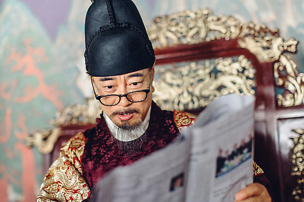 포토 JPG 남자 안경 실내 한명 들기 앉기 상반신 성인 앞모습 궁전 한국인 신문 신문읽기 60대 한복 왕 조선시대 옥좌 왕족전통의상 노인남자한명만 안경낌 사극 국내포토 1 한국전통 전통 잡화 노년 뷰포인트 고건축 모션 사람 동양인 내부 간행물 역사 뉴스 전통의상 읽기 남자한명만 노인남자만 파일형식