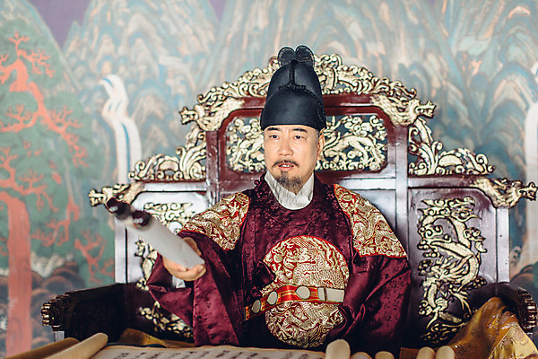 포토 JPG 주간 남자 실내 한명 들기 앉기 상반신 성인 앞모습 궁전 한국인 60대 한복 왕 조선시대 족자 옥좌 왕족전통의상 노인남자한명만 사극 국내포토 자연요소 1 한국전통 전통 노년 뷰포인트 고건축 모션 사람 동양인 내부 역사 전통의상 남자한명만 노인남자만 파일형식