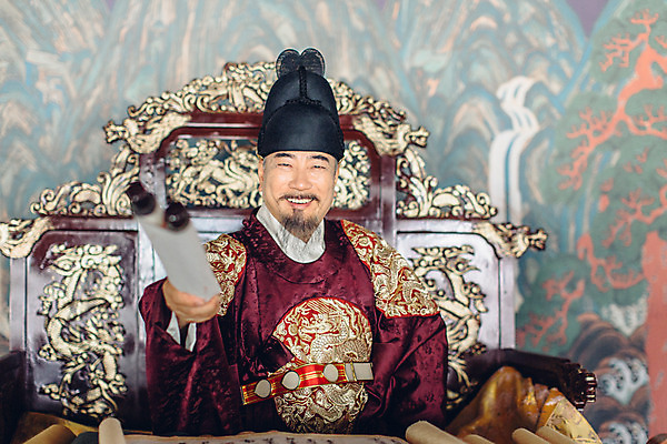 포토 JPG 주간 남자 실내 한명 미소 들기 앉기 상반신 성인 앞모습 궁전 한국인 60대 한복 왕 조선시대 족자 옥좌 왕족전통의상 노인남자한명만 사극 국내포토 자연요소 1 한국전통 전통 노년 뷰포인트 고건축 모션 표정 사람 동양인 내부 역사 전통의상 남자한명만 노인남자만 파일형식