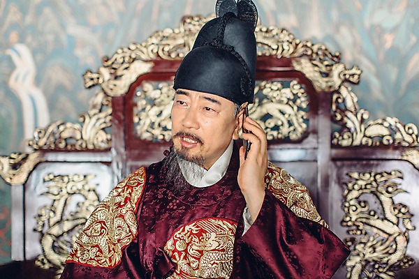 포토 JPG 주간 남자 실내 한명 들기 앉기 상반신 성인 앞모습 스마트폰 궁전 한국인 60대 한복 왕 조선시대 통화 옥좌 왕족전통의상 노인남자한명만 사극 국내포토 자연요소 1 한국전통 전통 노년 뷰포인트 고건축 모션 사람 동양인 내부 핸드폰 스마트기기 역사 전통의상 남자한명만 노인남자만 파일형식