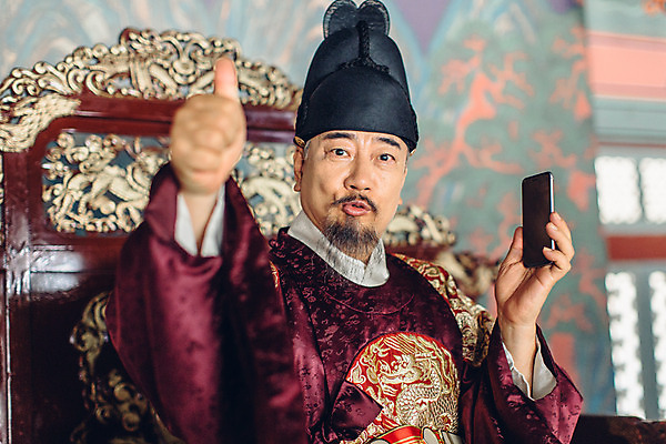 포토 JPG 주간 남자 실내 한명 들기 앉기 상반신 성인 앞모습 스마트폰 궁전 한국인 엄지손가락 최고 60대 한복 왕 조선시대 추천 옥좌 왕족전통의상 노인남자한명만 사극 국내포토 자연요소 1 한국전통 전통 노년 뷰포인트 고건축 손가락 모션 사람 동양인 내부 핸드폰 스마트기기 역사 전통의상 남자한명만 노인남자만 파일형식