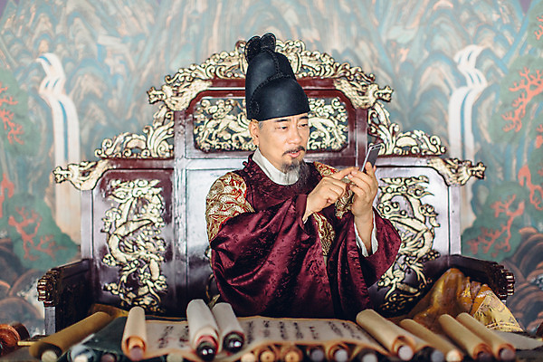 포토 JPG 주간 남자 실내 한명 들기 앉기 상반신 성인 앞모습 스마트폰 궁전 한국인 60대 한복 왕 조선시대 호기심 옥좌 왕족전통의상 노인남자한명만 사극 국내포토 자연요소 1 한국전통 전통 노년 감정 뷰포인트 컨셉 고건축 모션 사람 동양인 내부 핸드폰 스마트기기 역사 전통의상 남자한명만 노인남자만 파일형식