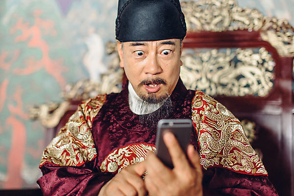 포토 JPG 주간 남자 실내 한명 들기 앉기 상반신 성인 앞모습 스마트폰 놀람 궁전 한국인 60대 한복 왕 조선시대 옥좌 왕족전통의상 노인남자한명만 사극 국내포토 자연요소 1 한국전통 전통 노년 감정 뷰포인트 고건축 모션 표정 사람 동양인 내부 핸드폰 스마트기기 역사 전통의상 남자한명만 노인남자만 파일형식