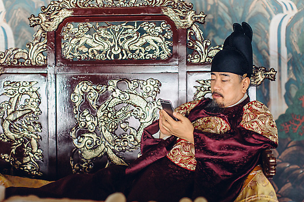 포토 JPG 주간 남자 실내 한명 들기 앉기 상반신 성인 옆모습 스마트폰 궁전 한국인 60대 한복 왕 조선시대 옥좌 왕족전통의상 노인남자한명만 사극 국내포토 자연요소 1 한국전통 전통 노년 뷰포인트 고건축 모션 사람 동양인 내부 핸드폰 스마트기기 역사 전통의상 남자한명만 노인남자만 파일형식