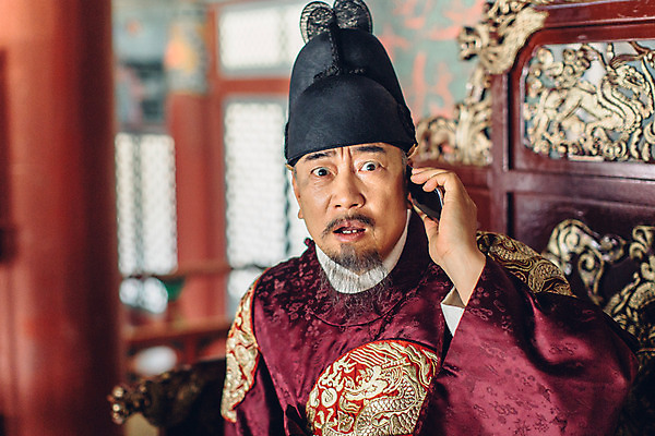 포토 JPG 주간 남자 실내 한명 들기 앉기 상반신 성인 앞모습 스마트폰 놀람 궁전 한국인 60대 한복 왕 조선시대 통화 옥좌 왕족전통의상 노인남자한명만 사극 국내포토 자연요소 1 한국전통 전통 노년 감정 뷰포인트 고건축 모션 표정 사람 동양인 내부 핸드폰 스마트기기 역사 전통의상 남자한명만 노인남자만 파일형식