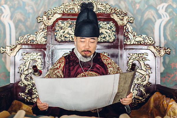 포토 JPG 주간 남자 이어폰 실내 한명 들기 앉기 상반신 성인 앞모습 음악감상 궁전 한국인 60대 한복 왕 조선시대 족자 옥좌 왕족전통의상 노인남자한명만 사극 국내포토 자연요소 1 한국전통 전통 노년 뷰포인트 음향기기 고건축 모션 사람 동양인 내부 감상 역사 전통의상 남자한명만 노인남자만 파일형식