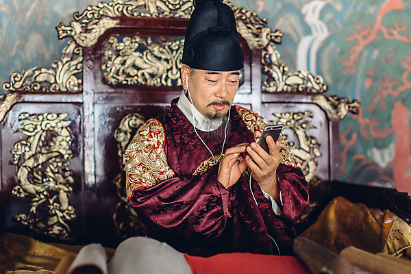 포토 JPG 주간 남자 이어폰 실내 한명 들기 앉기 상반신 성인 옆모습 스마트폰 음악감상 궁전 한국인 60대 한복 왕 조선시대 호기심 옥좌 왕족전통의상 노인남자한명만 사극 국내포토 자연요소 1 한국전통 전통 노년 감정 뷰포인트 음향기기 컨셉 고건축 모션 사람 동양인 내부 핸드폰 스마트기기 감상 역사 전통의상 남자한명만 노인남자만 파일형식