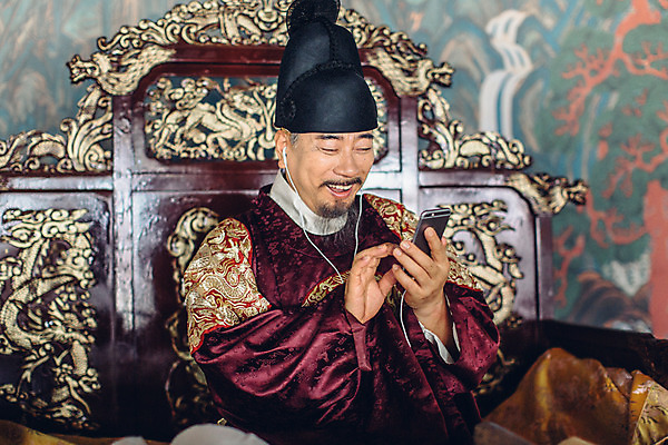 포토 JPG 주간 남자 이어폰 실내 한명 들기 앉기 상반신 성인 옆모습 스마트폰 음악감상 궁전 한국인 60대 한복 왕 조선시대 즐거움 옥좌 왕족전통의상 노인남자한명만 사극 국내포토 자연요소 1 한국전통 전통 노년 감정 뷰포인트 음향기기 고건축 모션 사람 동양인 내부 핸드폰 스마트기기 감상 역사 전통의상 남자한명만 노인남자만 파일형식