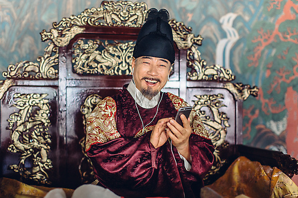 포토 JPG 주간 남자 이어폰 실내 한명 들기 앉기 상반신 성인 앞모습 스마트폰 음악감상 궁전 한국인 60대 한복 왕 조선시대 즐거움 옥좌 왕족전통의상 노인남자한명만 사극 국내포토 자연요소 1 한국전통 전통 노년 감정 뷰포인트 음향기기 고건축 모션 사람 동양인 내부 핸드폰 스마트기기 감상 역사 전통의상 남자한명만 노인남자만 파일형식