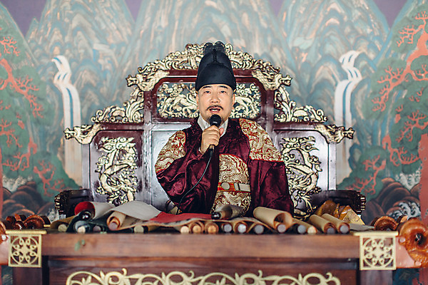 포토 JPG 주간 남자 실내 한명 들기 앉기 상반신 성인 앞모습 궁전 한국인 60대 한복 왕 강의 조선시대 마이크 옥좌 왕족전통의상 노인남자한명만 사극 국내포토 자연요소 1 한국전통 전통 노년 뷰포인트 음향기기 고건축 모션 사람 동양인 내부 역사 전통의상 남자한명만 노인남자만 파일형식