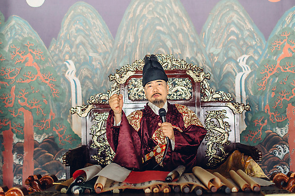 포토 JPG 주간 남자 실내 한명 들기 앉기 상반신 성인 앞모습 주먹 궁전 한국인 60대 한복 왕 강의 조선시대 마이크 옥좌 왕족전통의상 노인남자한명만 사극 국내포토 자연요소 1 한국전통 전통 노년 뷰포인트 음향기기 고건축 모션 사람 동양인 내부 역사 전통의상 남자한명만 노인남자만 파일형식