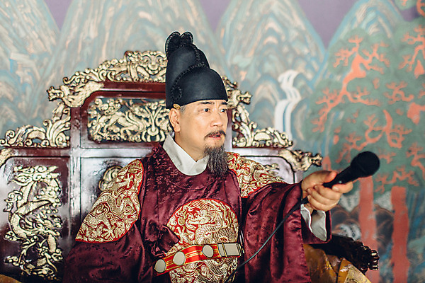 포토 JPG 주간 남자 실내 한명 들기 앉기 상반신 성인 궁전 한국인 60대 한복 왕 강의 조선시대 마이크 옥좌 왕족전통의상 노인남자한명만 사극 국내포토 자연요소 1 한국전통 전통 노년 음향기기 고건축 모션 사람 동양인 내부 역사 전통의상 남자한명만 노인남자만 파일형식