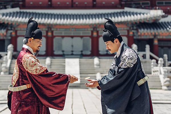 포토 JPG 주간 남자 서기 들기 상반신 성인 야외 두명 옆모습 30대 궁전 한국인 60대 한복 왕 조선시대 주기 세자 왕족전통의상 성인남자만 사극 금수저 국내포토 자연요소 한국전통 전통 노년 뷰포인트 고건축 모션 수저 사람 동양인 장년 역사 전통의상 남자만 성인만 파일형식