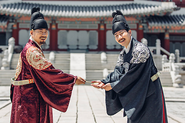 포토 JPG 주간 남자 서기 웃음 들기 상반신 성인 야외 두명 옆모습 30대 궁전 한국인 60대 한복 왕 조선시대 주기 세자 왕족전통의상 성인남자만 사극 금수저 국내포토 자연요소 한국전통 전통 노년 뷰포인트 고건축 모션 수저 표정 사람 동양인 장년 역사 전통의상 남자만 성인만 파일형식