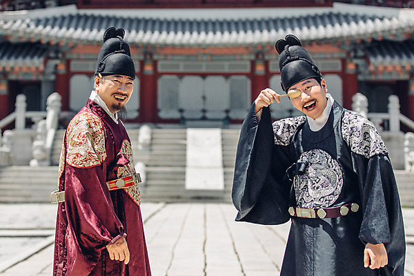 포토 JPG 주간 남자 서기 웃음 들기 상반신 성인 야외 두명 앞모습 옆모습 30대 궁전 한국인 눈가림 60대 한복 왕 조선시대 세자 왕족전통의상 성인남자만 사극 금수저 국내포토 자연요소 한국전통 전통 노년 뷰포인트 고건축 모션 수저 표정 사람 동양인 장년 가림 역사 전통의상 남자만 성인만 파일형식