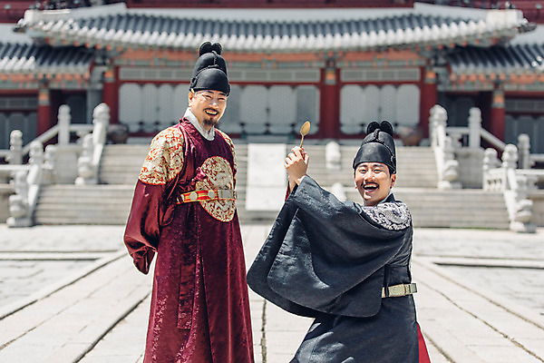포토 JPG 주간 남자 서기 웃음 들기 상반신 성인 야외 두명 앞모습 옆모습 30대 궁전 한국인 60대 한복 왕 조선시대 세자 왕족전통의상 성인남자만 사극 금수저 국내포토 자연요소 한국전통 전통 노년 뷰포인트 고건축 모션 수저 표정 사람 동양인 장년 역사 전통의상 남자만 성인만 파일형식