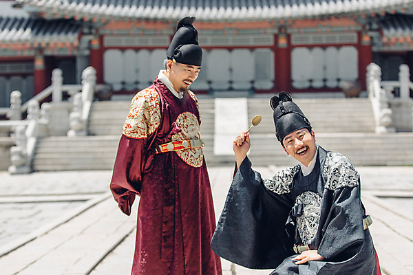 포토 JPG 주간 남자 서기 웃음 들기 상반신 성인 야외 두명 앞모습 옆모습 30대 궁전 한국인 60대 한복 왕 조선시대 세자 왕족전통의상 성인남자만 사극 금수저 국내포토 자연요소 한국전통 전통 노년 뷰포인트 고건축 모션 수저 표정 사람 동양인 장년 역사 전통의상 남자만 성인만 파일형식