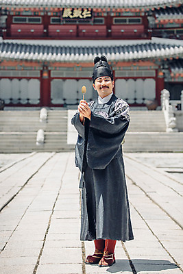 포토 JPG 주간 전신 남자 서기 들기 성인 야외 앞모습 30대 궁전 한국인 한복 조선시대 세자 왕족전통의상 성인남자한명만 사극 금수저 국내포토 자연요소 한국전통 전통 뷰포인트 고건축 모션 수저 사람 동양인 장년 역사 전통의상 남자한명만 성인남자만 파일형식