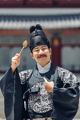 포토 JPG 주간 남자 한명 서기 들기 성인 야외 앞모습 30대 궁전 한국인 가리킴 한복 조선시대 세자 왕족전통의상 성인남자한명만 사극 금수저 국내포토 자연요소 1 한국전통 전통 뷰포인트 고건축 모션 수저 사람 동양인 손짓 장년 역사 전통의상 남자한명만 성인남자만 파일형식