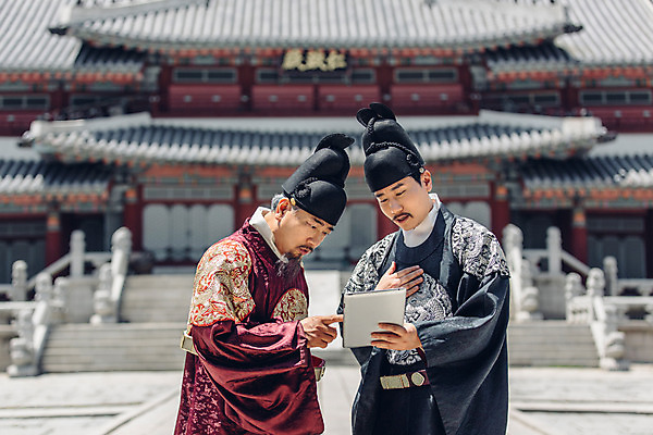 포토 JPG 주간 남자 서기 들기 상반신 성인 야외 두명 앞모습 30대 태블릿 궁전 한국인 60대 한복 왕 조선시대 세자 왕족전통의상 성인남자만 사극 국내포토 자연요소 한국전통 전통 노년 뷰포인트 고건축 모션 사람 동양인 장년 전자제품 스마트기기 역사 전통의상 남자만 성인만 파일형식