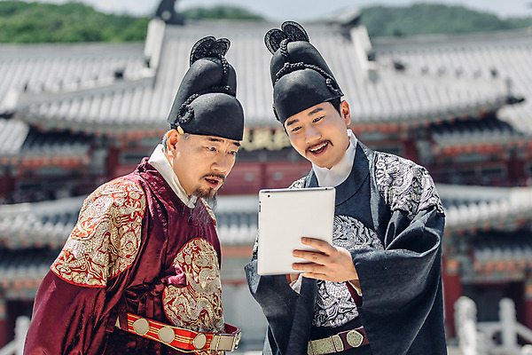 포토 JPG 주간 남자 서기 들기 상반신 성인 야외 두명 앞모습 30대 태블릿 궁전 한국인 60대 한복 왕 조선시대 세자 왕족전통의상 성인남자만 사극 국내포토 자연요소 한국전통 전통 노년 뷰포인트 고건축 모션 사람 동양인 장년 전자제품 스마트기기 역사 전통의상 남자만 성인만 파일형식