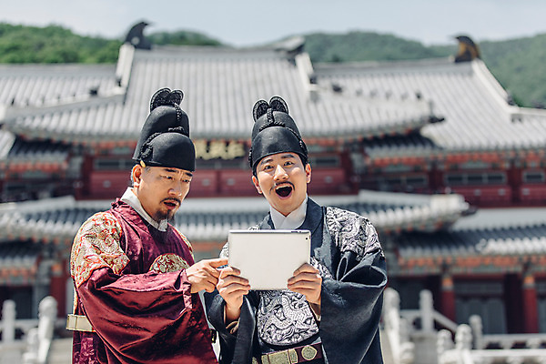 포토 JPG 주간 남자 서기 들기 상반신 성인 야외 두명 앞모습 30대 태블릿 놀람 궁전 한국인 60대 한복 왕 조선시대 세자 왕족전통의상 성인남자만 사극 국내포토 자연요소 한국전통 전통 노년 감정 뷰포인트 고건축 모션 표정 사람 동양인 장년 전자제품 스마트기기 역사 전통의상 남자만 성인만 파일형식