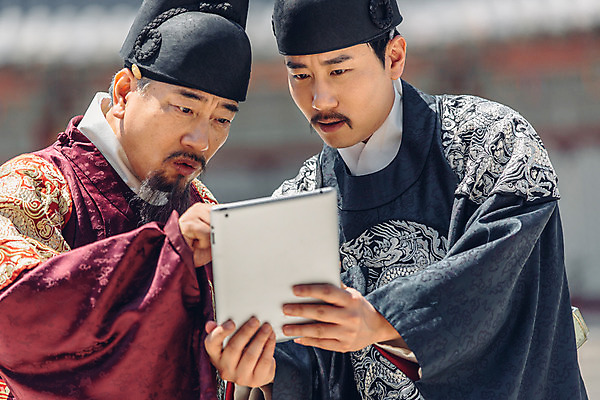 포토 JPG 주간 남자 서기 들기 상반신 성인 야외 두명 앞모습 30대 태블릿 궁전 한국인 60대 한복 왕 조선시대 호기심 세자 왕족전통의상 성인남자만 사극 국내포토 자연요소 한국전통 전통 노년 감정 뷰포인트 컨셉 고건축 모션 사람 동양인 장년 전자제품 스마트기기 역사 전통의상 남자만 성인만 파일형식