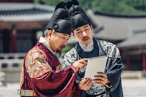포토 JPG 주간 남자 서기 들기 상반신 성인 야외 두명 앞모습 30대 태블릿 궁전 한국인 60대 한복 왕 조선시대 호기심 세자 왕족전통의상 성인남자만 사극 국내포토 자연요소 한국전통 전통 노년 감정 뷰포인트 컨셉 고건축 모션 사람 동양인 장년 전자제품 스마트기기 역사 전통의상 남자만 성인만 파일형식