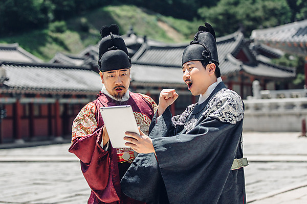 포토 JPG 주간 남자 서기 들기 상반신 성인 야외 두명 앞모습 30대 태블릿 궁전 한국인 60대 한복 왕 조선시대 호기심 세자 왕족전통의상 성인남자만 사극 국내포토 자연요소 한국전통 전통 노년 감정 뷰포인트 컨셉 고건축 모션 사람 동양인 장년 전자제품 스마트기기 역사 전통의상 남자만 성인만 파일형식