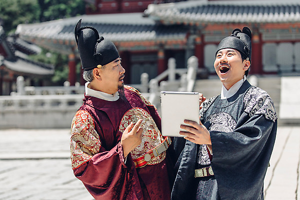 포토 JPG 주간 남자 서기 들기 상반신 성인 야외 두명 앞모습 30대 태블릿 궁전 한국인 60대 한복 왕 조선시대 즐거움 세자 왕족전통의상 성인남자만 사극 국내포토 자연요소 한국전통 전통 노년 감정 뷰포인트 고건축 모션 사람 동양인 장년 전자제품 스마트기기 역사 전통의상 남자만 성인만 파일형식