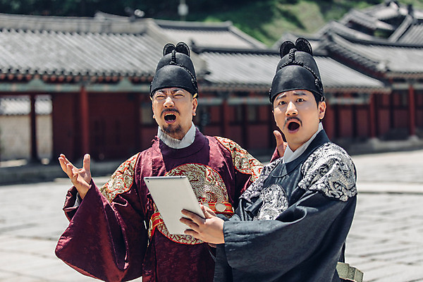 포토 JPG 주간 남자 서기 들기 상반신 성인 야외 두명 앞모습 30대 태블릿 놀람 궁전 한국인 60대 한복 왕 조선시대 세자 왕족전통의상 성인남자만 사극 국내포토 자연요소 한국전통 전통 노년 감정 뷰포인트 고건축 모션 표정 사람 동양인 장년 전자제품 스마트기기 역사 전통의상 남자만 성인만 파일형식